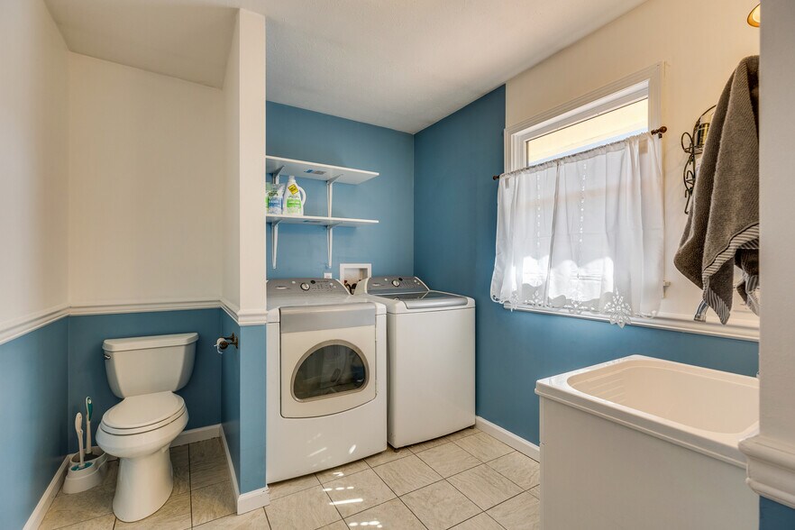 Laundry room/ bathroom - 21392 Lakeshore Dr