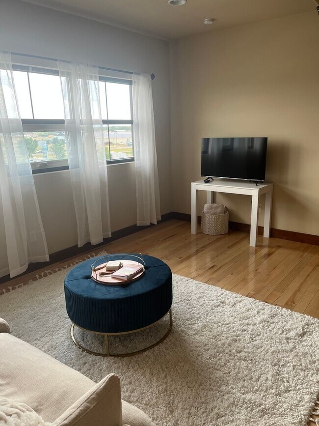 Building Photo - Elegant All Inclusive Fully Furnished Studio On Top Floor