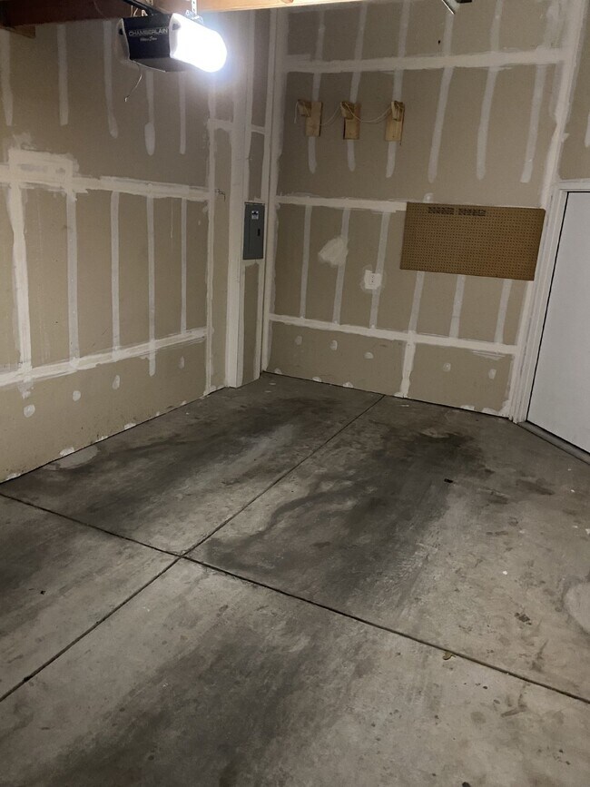 Building Photo - 2 Bedroom - Monetrey