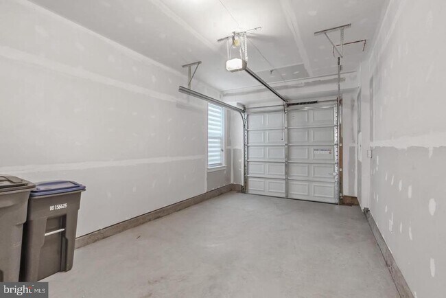 Building Photo - 45176 Drowes Ter