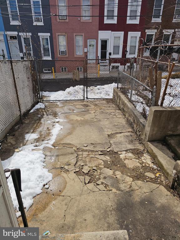 Building Photo - 43 E Silver St