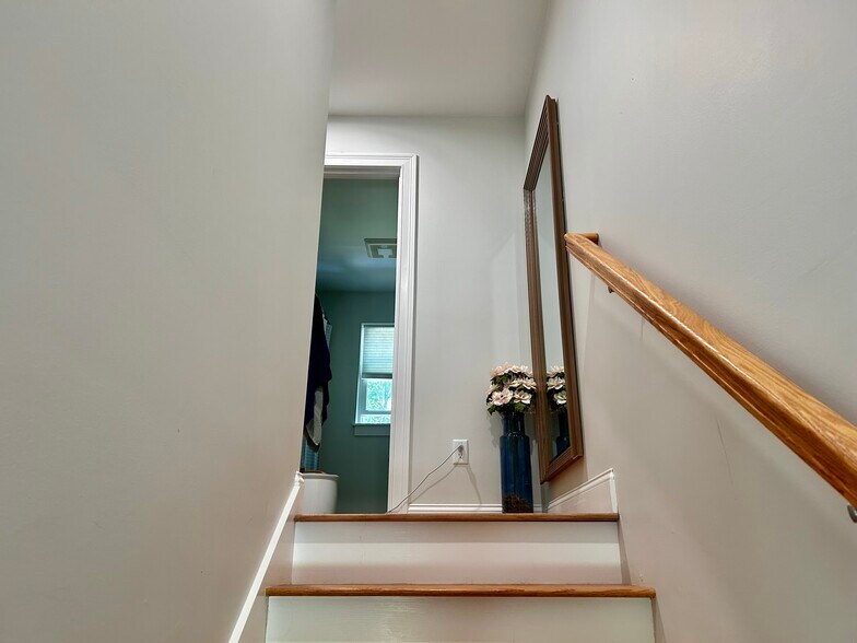 Building Photo - 9 Alder Ln
