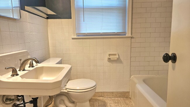 Building Photo - "Charming Edina Duplex Retreat: Spacious 1150 Sq Ft Haven!" Available now!