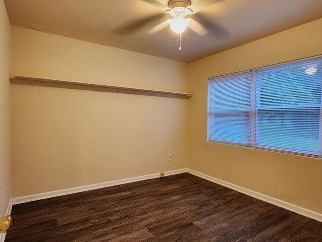 Building Photo - FOR RENT 5 bedroom, 3 bathrooms, 2 car garage home near UF.