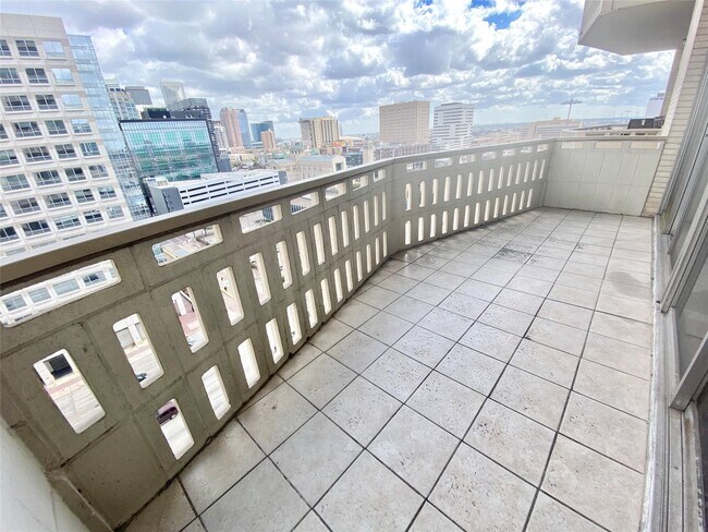 Building Photo - 2016 Main St