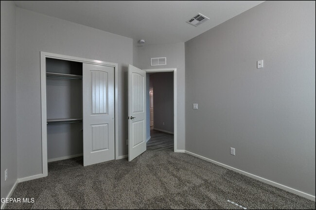 Building Photo - 552 Logwood Ave