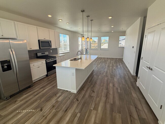 Building Photo - BRAND NEW 3 bedroom townhome in Castle Pines!