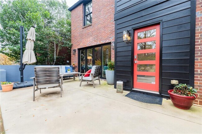 Building Photo - 360 8th St NE