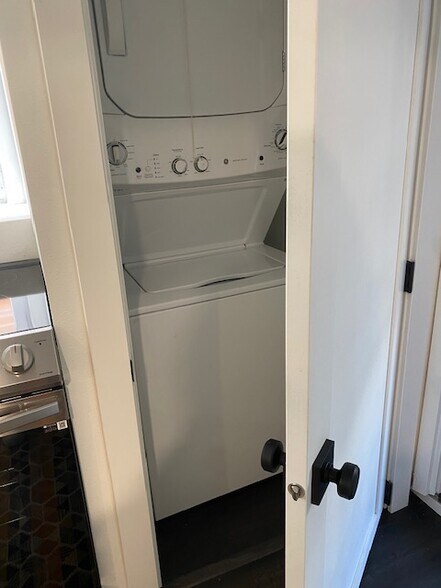 Building Photo - 2216 E Roanoke St