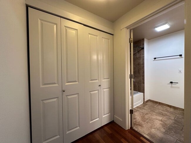 Building Photo - 1 bedroom top floor condo home in Stadium ...