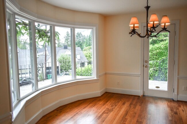 Building Photo - Three bedroom and Two Bathroom home in Portland Heights! Gourmet Kitchen and incredible natural L...