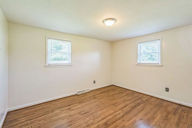 Building Photo - 8265 Warren Dr
