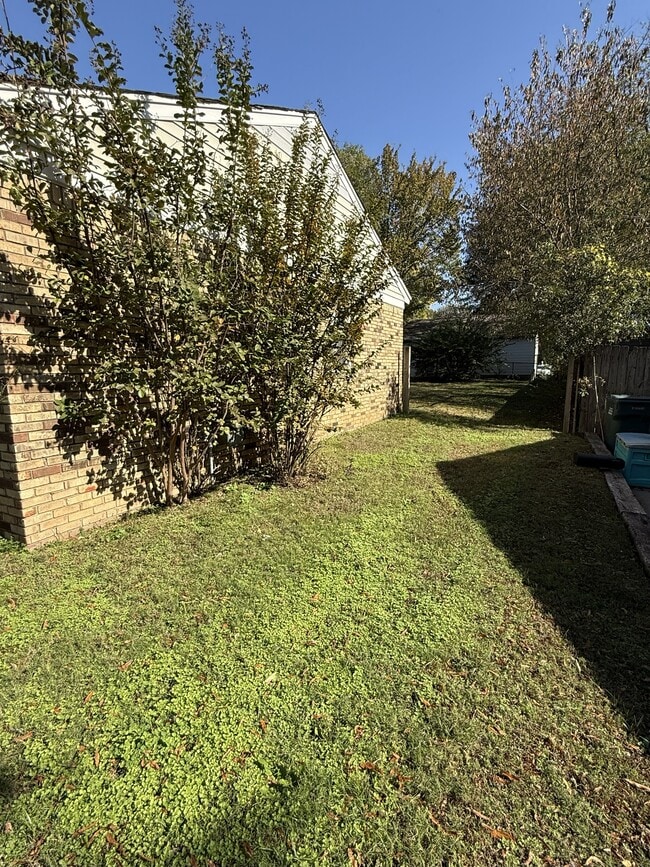 Building Photo - 8230 Elmbrook Dr