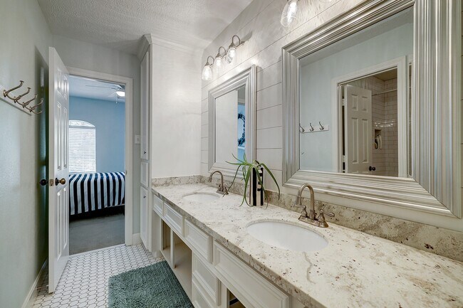 Building Photo - 18902 Mountain Spring Dr