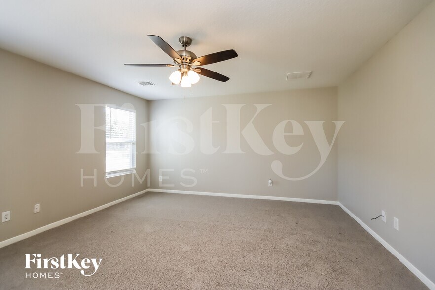 Building Photo - 5619 Cinnamon Lake Dr