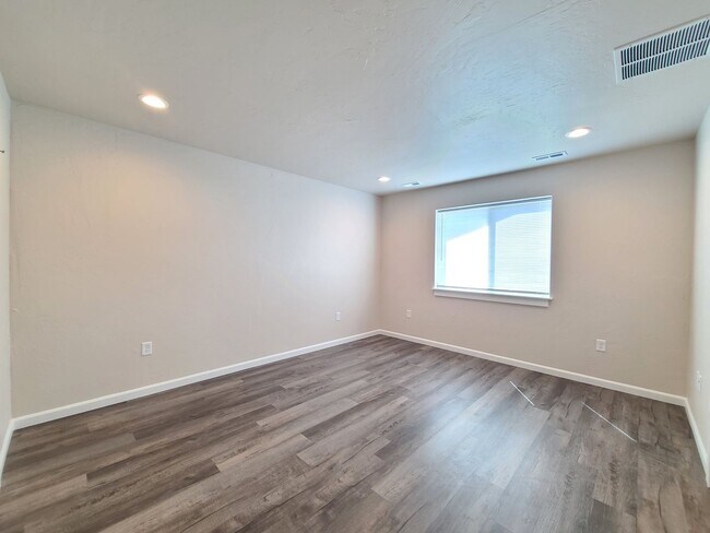 Building Photo - $2,350- 3 Bed / 2 Bath Beautiful Newer Bui...