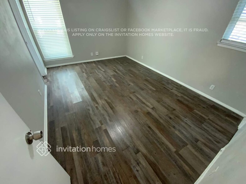 Building Photo - 2805 Ladona Dr