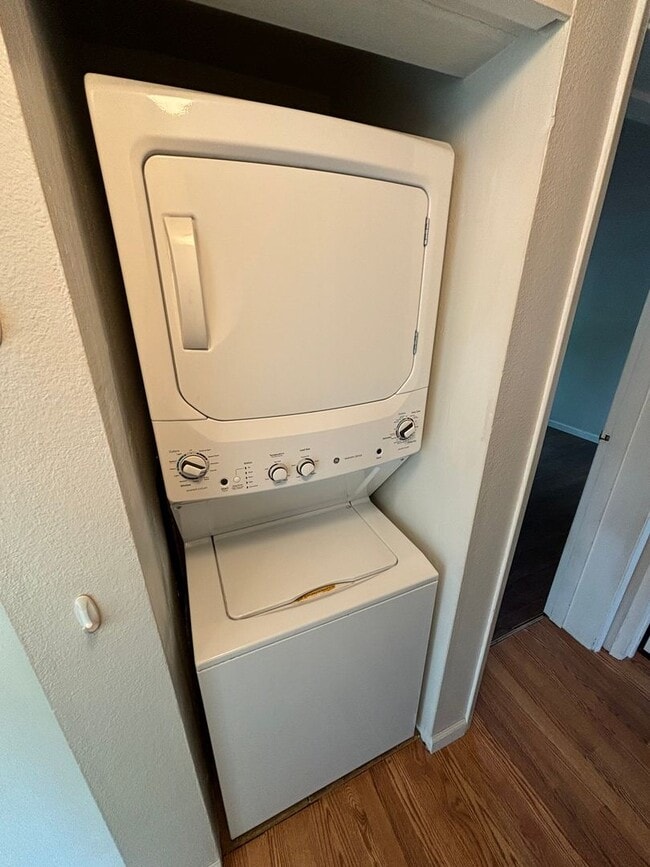 Building Photo - 2 bedroom duplex / Washer& Dryer in unit / Fuel included