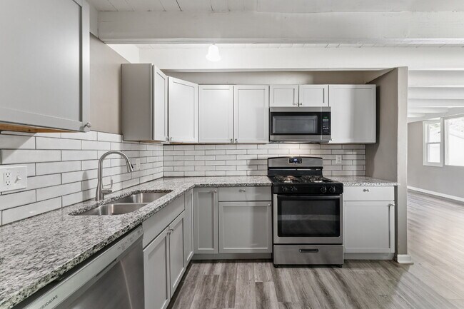 Building Photo - Charming Mid-Century Ranch Home Available Now!  1st Month's Rent is FREE!*