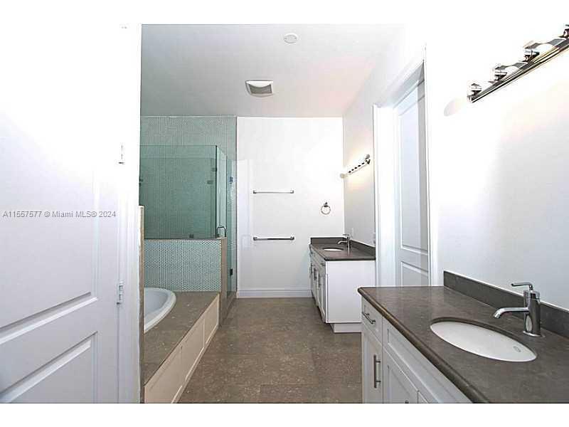 Building Photo - 10170 SW 75th Pl