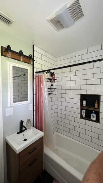 Building Photo - 5702 Cedar Forest Dr S