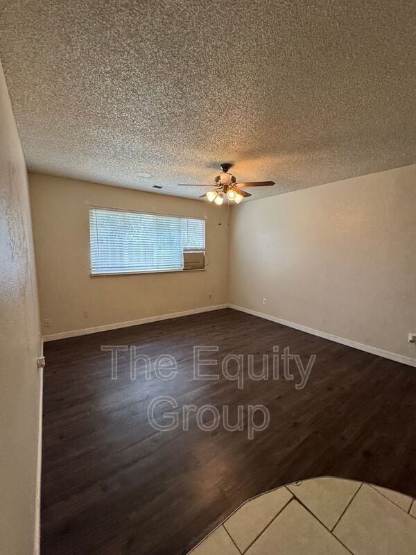 Building Photo - 1009 W Laura Ave