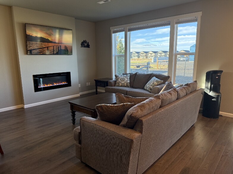 Building Photo - 9008 W Caelen Ave