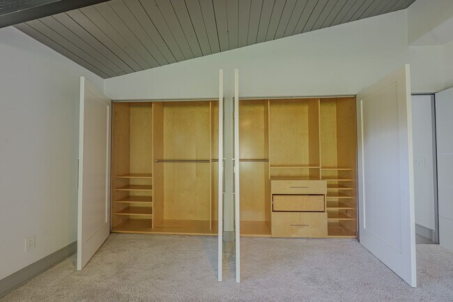 Building Photo - Luxurious Modern Living in the Heart of San Diego with Solar!