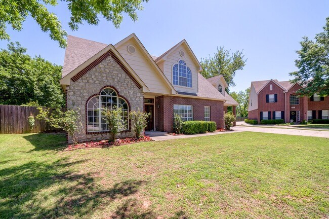 Building Photo - Beautiful home across from Jenks Middle School