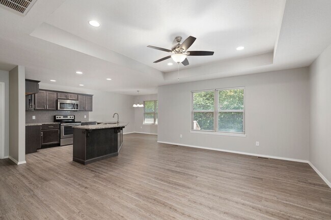 Building Photo - 662 S Long Dr