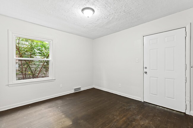 Building Photo - Welcoming 3-Bedroom Rental on Wayburn Street