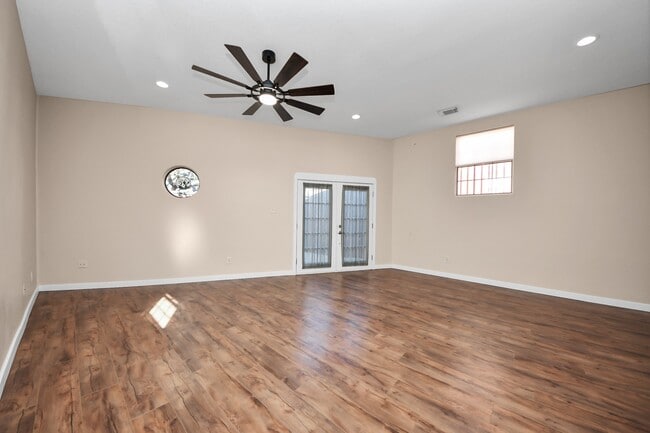 Building Photo - 832 W 27th St