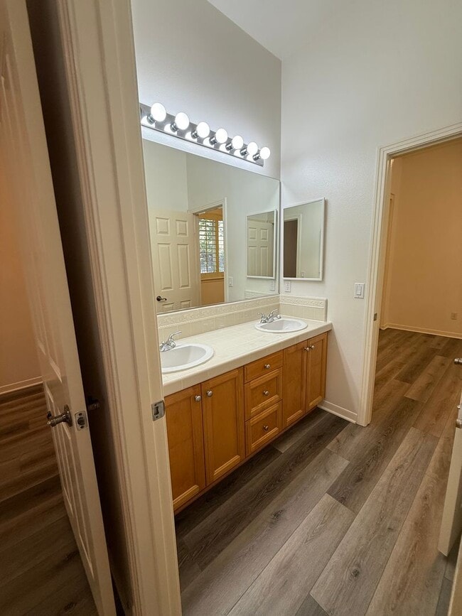 Building Photo - 4 bed, 3 1/2 bath beautiful home Wood Ranc...