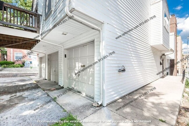 Building Photo - Fantastic Plaza location!!