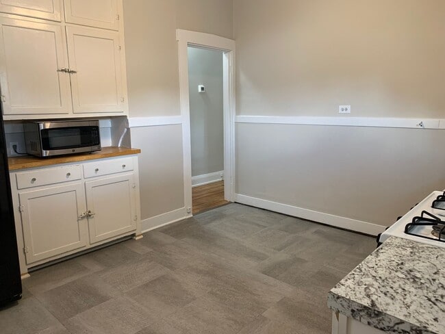 Building Photo - Beautiful 2 Bedroom 1 Bath, Newly Updated!