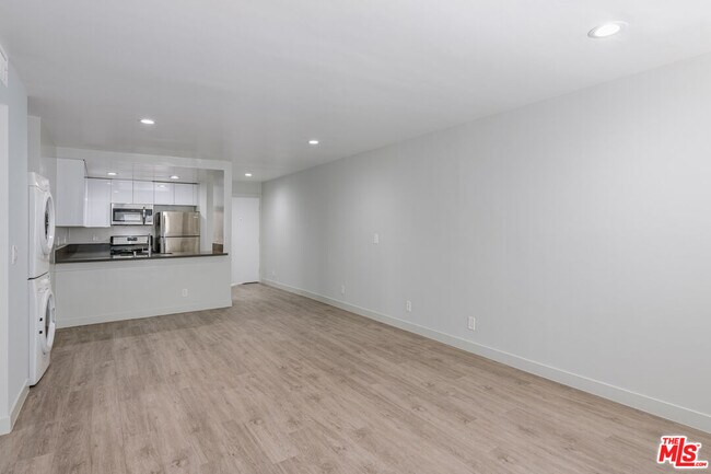 Building Photo - 1535 N Kenmore Ave