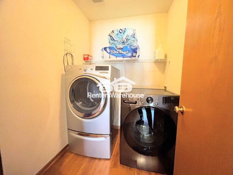 Building Photo - 330 NE Cardinal Ln