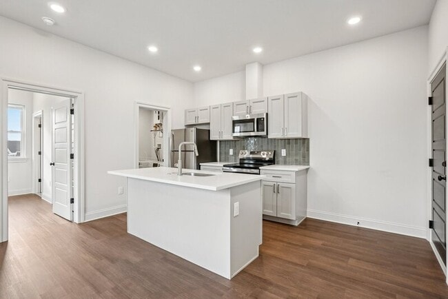 Building Photo - 472 Roxborough Ave