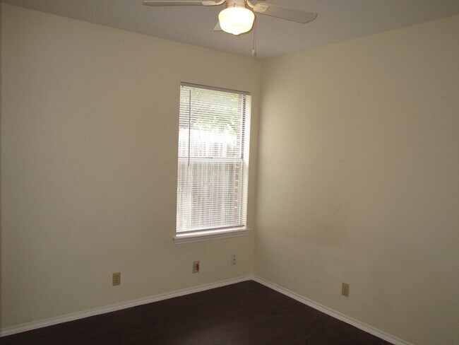 Building Photo - Beautiful Home With Spacious Kitchen and B...