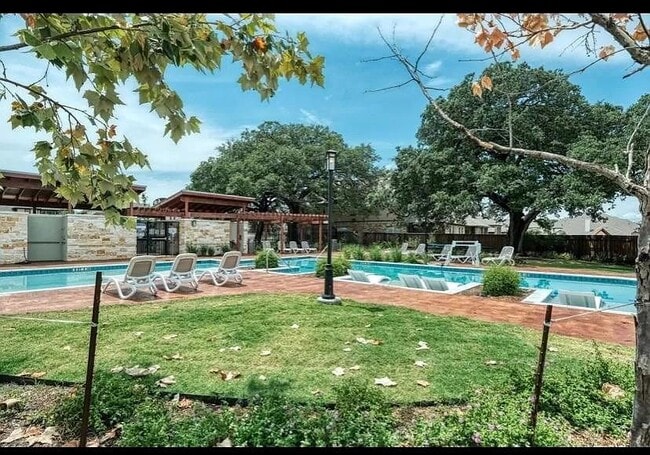 Building Photo - 2913 Zelma Dr