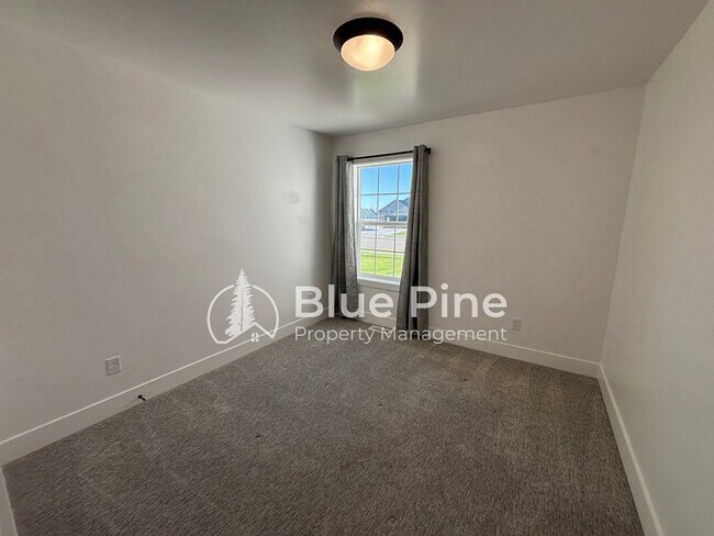 Building Photo - 4403 E Hatch Holw Ln
