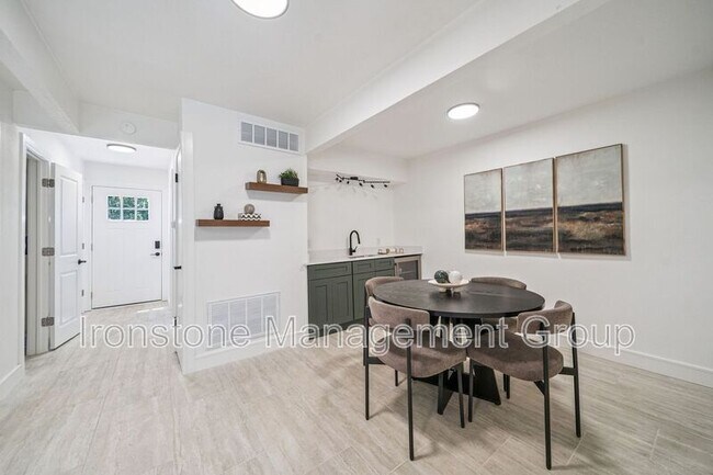 Building Photo - 3165 E 49th St