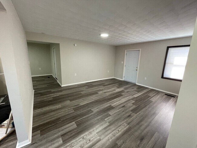 Building Photo - Oversized 3 Bedroom with laundry room & Sp...