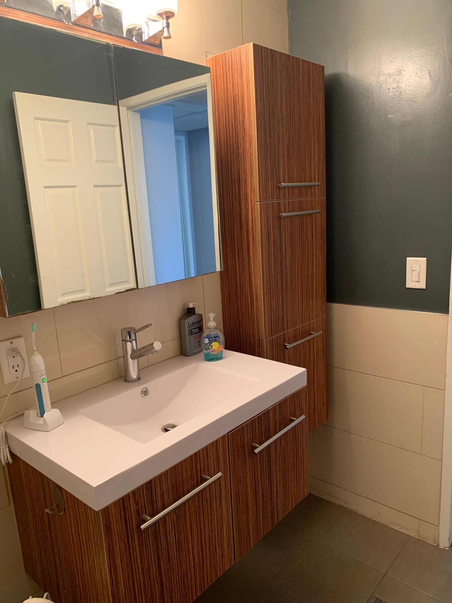 Second bathroom with extra storage - 8530 Holloway Dr