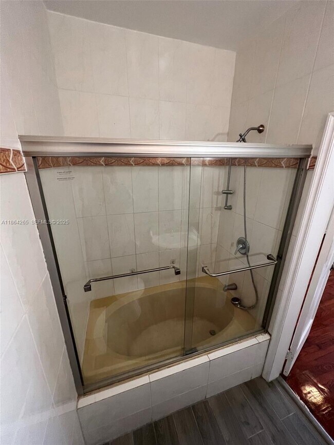 Building Photo - 695 NE 81st St