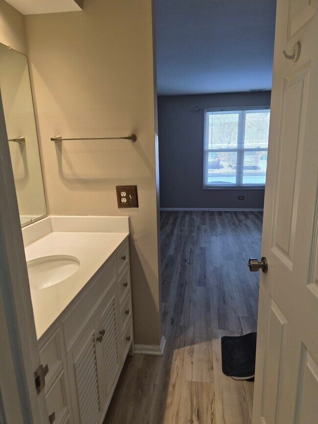 Building Photo - 271 Southwick Ct