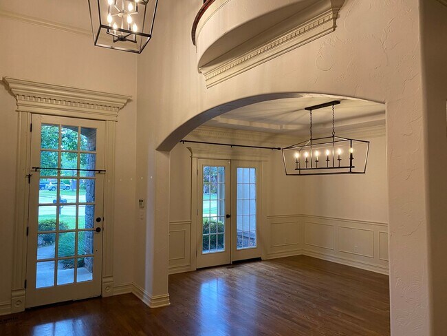 Building Photo - Lovely Stone/Stucco Home Nestled In Cul-De...