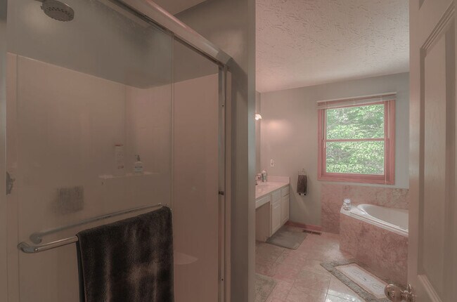Building Photo - 610 Hickory Point Dr