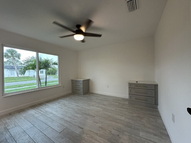 Building Photo - "Charming 2-Bed, 2-Bath North Port Retreat"