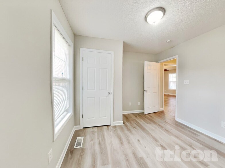 Building Photo - 1037 Cove Cir